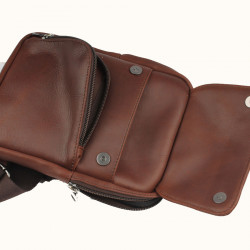 Modèle de sac holster en cuir de vachette pleine fleur pour homme de  couleur cognac.