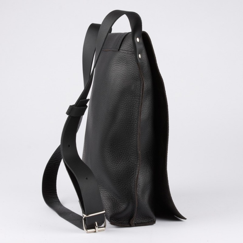 Sac besace pour dame, couleur noir, en cuir grain?� avec une bandouli?�re en cuir lisse.